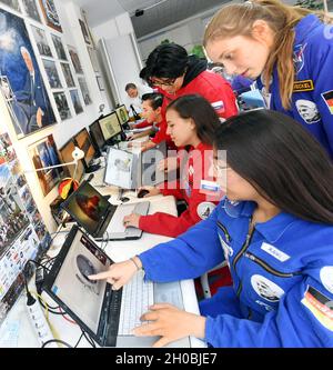 01 ottobre 2021, Sassonia, Lipsia: Lo studente di 14 anni Cosma (2° da destra) impara a conoscere il software di ingegneria dello studente aerospaziale messicano Daniela (a destra) dell'Università Aeronautica di Querétaro presso la scuola Jesco von Puttkamer. Gli studenti dello scambio trascorreranno tre mesi all'Istituto Internazionale di Educazione spaziale partecipando a workshop giornalieri su argomenti che vanno dal viaggio spaziale, al lavoro con software di ingegneria e allo studio e all'orientamento professionale in ingegneria. Allo stesso tempo, stanno contribuendo a preparare il team di Lipsia, che include Cosma, per la NASA Human Expl del prossimo anno Foto Stock