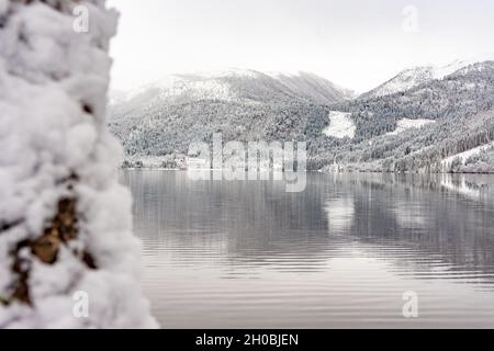 Splendida vista sulle colline innevate che si riflettono sulla superficie del lago Rotevatnet, Norvegia Foto Stock