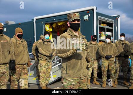 I membri del 35esimo team di supporto civile della Guardia Nazionale del West Virginia (armi di distruzione di massa) e del 35esimo team di esplosivi chimici, biologici, radiologici, nucleari e ad alto rendimento Enhanced Response Force Package hanno provato a sostenere la 59a Inaugurazione Presidenziale, 19 gennaio 2021. Almeno 25,000 Guardia Nazionale uomini e donne sono stati autorizzati a condurre missioni di sicurezza, comunicazione e logistica a sostegno delle autorità federali e distrettuali che hanno condotto e attraverso l'inaugurazione. Foto Stock