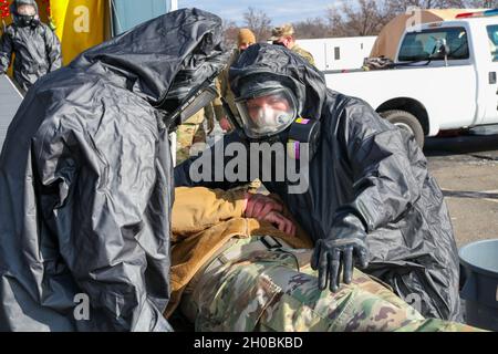 I membri del 35esimo team di supporto civile della Guardia Nazionale del West Virginia (armi di distruzione di massa) e del 35esimo team di esplosivi chimici, biologici, radiologici, nucleari e ad alto rendimento Enhanced Response Force Package hanno provato a sostenere la 59a Inaugurazione Presidenziale, 19 gennaio 2021. Almeno 25,000 Guardia Nazionale uomini e donne sono stati autorizzati a condurre missioni di sicurezza, comunicazione e logistica a sostegno delle autorità federali e distrettuali che hanno condotto e attraverso l'inaugurazione. Foto Stock