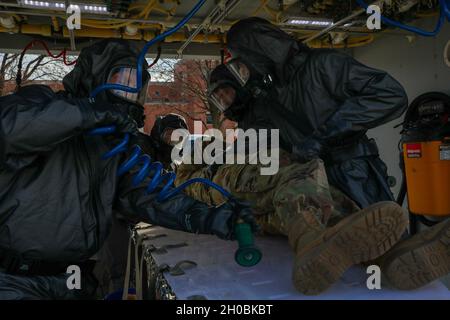 I membri del 35esimo team di supporto civile della Guardia Nazionale del West Virginia (armi di distruzione di massa) e del 35esimo team di esplosivi chimici, biologici, radiologici, nucleari e ad alto rendimento Enhanced Response Force Package hanno provato a sostenere la 59a Inaugurazione Presidenziale, 19 gennaio 2021. Almeno 25,000 Guardia Nazionale uomini e donne sono stati autorizzati a condurre missioni di sicurezza, comunicazione e logistica a sostegno delle autorità federali e distrettuali che hanno condotto e attraverso l'inaugurazione. Foto Stock