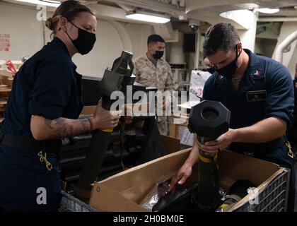 210119-N-FO865-1026 OCEANO INDIANO (Gen. 19, 2020) – gli Stati Uniti Navy Aviation Ordnanceman prima classe Katarzyna Ptaszek, sinistra, e 2a classe Anthony Innocente eseguire un'ispezione visiva su una spalla-lanciato arma d'assalto multiuso – nuovi razzi esplosivi a bordo della nave da trasporto anfibio USS San Diego (LPD 22). Il Makin Island Amphibious Ready Group e la 15th Marine Expeditionary Unit stanno conducendo operazioni nell'area di responsabilità della 6a flotta statunitense. Foto Stock