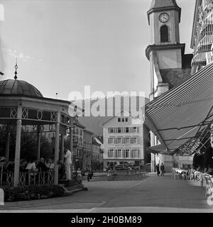 Der Kurpfalzplat zvor der evangelischen Stadtkirche in Wildbad im Schwarzwald, Deutschland 1930er Jahre. Kurpfalzplatz piazza di fronte alla chiesa protestante di Wildbad nella Foresta Nera, Germania 1930s. Foto Stock