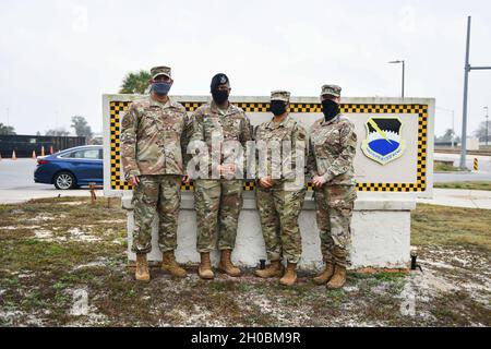 Da sinistra a destra, col. Greg Moseley, 325th Fighter Wing Commander, Tech Sgt. Christopher Whiting, 325th Security Forces Squadron non commissionato ufficiale responsabile di pass e registrazione, Master Sgt. Grecille Newton, 325th Communications Squadron cyber Systems operator, e Chief Master Sgt. Kathrine Grabham, 325th Fighter Wing, capo comando, posa per una foto alla base dell'aeronautica di Tyndall, Florida, 19 febbraio 2021. Witing e Newton hanno recentemente collaborato con la leadership di base per creare il Tyndall Diversity and Inclusion Council. Foto Stock