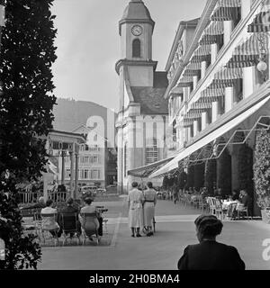 Blick auf die evangelische Stadtkirche in Wildbad im Schwarzwald, Deutschland 1930er Jahre. Vista la chiesa protestante a Wildbad nella Foresta Nera, Germania 1930s. Foto Stock