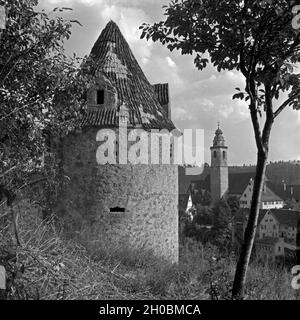 Der Ringmauerturm und die Stiftskirche Heilig Kreuz a Horb am Neckar, Schwarzwald, Deutschland 1930er Jahre. Guardare fuori da una cortina muraria e collegiata Heilig Kreuz a Horb al fiume Neckar, Foresta Nera, Germania 1930s. Foto Stock