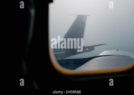 La nebbia sorpassa la linea di volo come visto dall'interno di un aereo della forza aerea degli Stati Uniti KC-135 Stratotanker disposto alla base aerea di al Udeid, Qatar, 05 gennaio 2021. A causa di una specifica miscela di condizioni atmosferiche, è estremamente difficile prevedere la comparsa della nebbia su al Udeid AB. Per prevalere domani, il personale di base utilizza valutazioni specifiche dei rischi prima di tornare alle operazioni in aria e a terra, garantendo la sicurezza del personale e delle risorse in condizioni di visibilità ridotta. Foto Stock