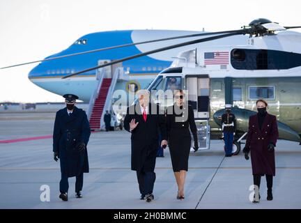Il presidente Donald J. Trump saluta i partecipanti alla Joint base Andrews, Md., 20 gennaio 2021. Dopo il suo discorso di addio, Trump ha viaggiato con la sua famiglia a Palm Beach, Florida. Foto Stock