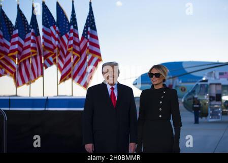 Il presidente Donald J. Trump saluta i partecipanti alla Joint base Andrews, Md., 20 gennaio 2021. Dopo il suo discorso di addio, Trump ha viaggiato con la sua famiglia a Palm Beach, Florida. Foto Stock