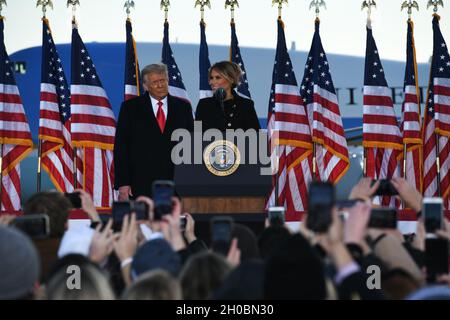 Melania Trump, prima signora, dà i migliori auguri agli ospiti della Joint base Andrews, Maryland, durante la cerimonia di partenza finale il 20 gennaio 2021. Trump ha ringraziato tutti per aver sostenuto la presidenza del marito. Foto Stock