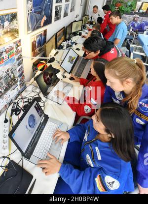 01 ottobre 2021, Sassonia, Lipsia: Lo studente di 14 anni Cosma (2° da destra) impara a conoscere il software di ingegneria dello studente aerospaziale messicano Daniela (a destra) dell'Università Aeronautica di Querétaro presso la scuola Jesco von Puttkamer. Gli studenti dello scambio trascorreranno tre mesi all'Istituto Internazionale di Educazione spaziale partecipando a workshop giornalieri su argomenti che vanno dal viaggio spaziale, al lavoro con software di ingegneria e allo studio e all'orientamento professionale in ingegneria. Allo stesso tempo, stanno contribuendo a preparare il team di Lipsia, che include Cosma, per la NASA Human Expl del prossimo anno Foto Stock