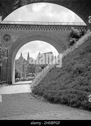 Durchblick unter einer Brücke auf das Schloss in Allenstein, Ostpreußen 1930er Jahre. Il castello di Allenstein, Prussia orientale, visto da sotto un ponte, 1930s. Foto Stock