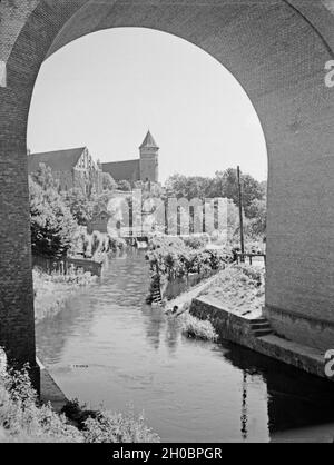 Durchblick auf den Fluß Alle und das Schloss in Allenstein, Ostpreußen 1930er Jahre. Vista del fiume Alle e il castello di Allenstein, Prussia orientale, 1930s. Foto Stock