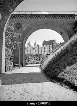 Ausblick auf das Schloss in Allenstein, Ostpreußen, 1930er Jahre. Vista del castello di Allenstein, Prussia orientale, 1930s. Foto Stock