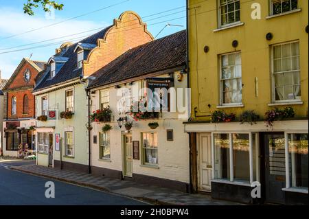Church Street con il pub White Swan e la casa dell'Esercito della salvezza a North Walsham, Norfolk, Inghilterra. Foto Stock
