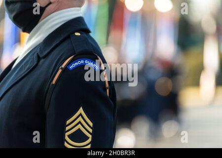 Un soldato dell'esercito degli Stati Uniti con la Guardia d'onore delle forze Armate si alza veloce durante una cerimonia d'arrivo d'onore delle forze Armate, onorando il presidente Joseph R. Biden, Jr., mentre arriva alla Casa Bianca durante la 59a Inaugurazione Presidenziale a Washington, D.C., 20 gennaio 2021. Foto Stock