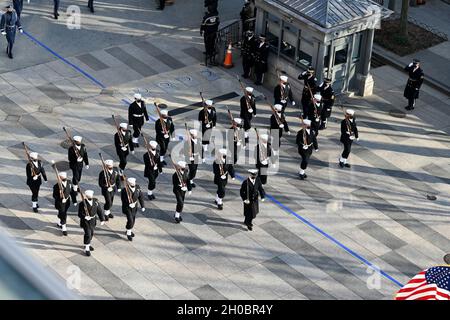 La Guardia d'onore della Marina degli Stati Uniti marciò verso la 15th Street durante la 59th Presidential Inauguration a Washington, D.C., gennaio 20, 2021. Membri militari provenienti da tutti i rami delle forze armate degli Stati Uniti, tra cui le componenti della Riserva e della Guardia Nazionale, hanno fornito supporto cerimoniale durante il periodo inaugurale. Foto Stock