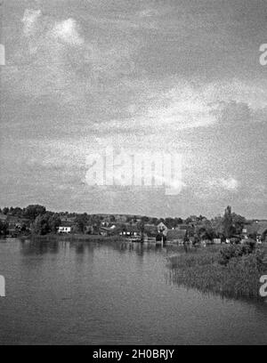 Blick auf das Dorf Nikolaiken in Masuren, Ostpreußen, 1930er Jahre. Vista del villaggio Nikolaiken in Masuria - Prussia Orientale, 1930s. Foto Stock