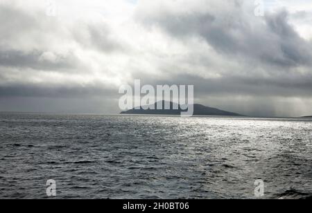 Le nubi di Strom passando sopra l'Isola Sacra e la Baia di Lamlash l'isola di Arran visto dal traghetto Isole Caledoniane Arran Nord Ayrshire Scozia Foto Stock