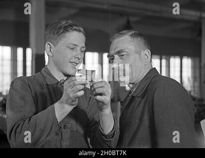 Arbeiter in einer Fabrikhalle bei Mercedes Benz a Stuttgart, Deutschland 1930er Jahre. Lavoratore in una fabbrica di Mercedes Benz a Stoccarda, Germania anni trenta. Foto Stock