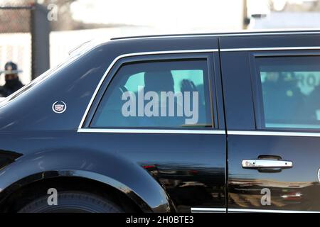 Il Vice Presidente degli Stati Uniti Kamala Harris ondeggia alla folla mentre il suo motociclo si porta alla Casa Bianca. Gli agenti e i funzionari della protezione delle dogane e delle frontiere degli Stati Uniti hanno fornito sicurezza a sostegno della 59a Inaugurazione Presidenziale a Washington D.C, 20 gennaio 2021. CBP Foto Stock