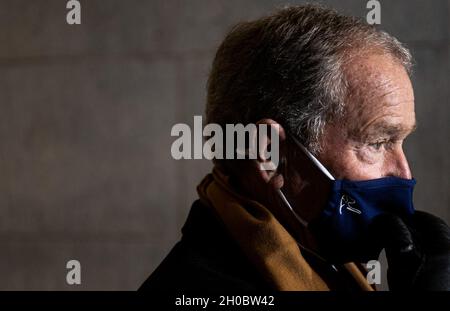 L'ex presidente degli Stati Uniti George Bush attende di camminare sulla piattaforma inaugurale durante la 59a Inaugurazione Presidenziale al Campidoglio degli Stati Uniti, Washington, D.C., 20 gennaio 2021. Il personale militare assegnato alla Joint Task Force - National Capital Region ha fornito un supporto cerimoniale militare durante il periodo inaugurale. Foto Stock