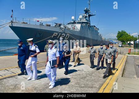 I membri della Guardia Costiera degli Stati Uniti provenienti dalla pietra USCGC (WMSL 758) e i membri della marina brasiliana camminano accanto alla nave navale brasiliana Amazonas (P120), una nave di pattuglia offshore, presso la base navale brasiliana di Rio de Janeiro, Brasile, il 20 gennaio 2021. Quelli che rappresentano la pietra sono stati invitati a parlare sulle tattiche e sulle procedure di applicazione della legge della Guardia Costiera degli Stati Uniti ai membri della marina brasiliana durante la loro visita. Foto Stock