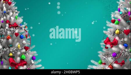 Immagine di fiocchi di neve cadenti sugli alberi di natale Foto Stock