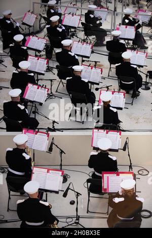 I membri del servizio della United States Marine Band suonano musica durante la 59a cerimonia di inaugurazione presidenziale a Washington, 20 gennaio 2021. Il Presidente Joe Biden e il Vice Presidente Kamala Harris hanno prestato giuramento sul fronte occidentale del Campidoglio degli Stati Uniti. Foto Stock