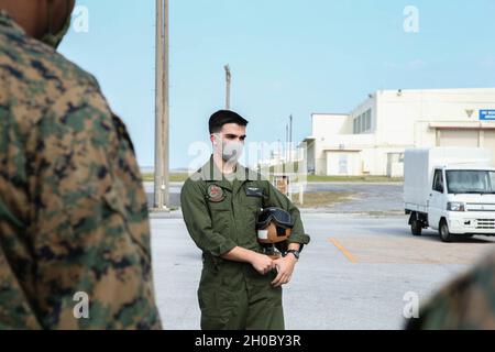 Regno Unito Marine Corps Lance CPL. Kadin Rhodeback, un capo equipaggio con Marine Medium Tiltrotor Squadron-265, 1a Ala Marine Aircraft, briefs Marines con 3rd Marine Logistics Group (MLG) precauzioni di sicurezza prima di guidare in un MV-22 Osprey medio Tiltrotor aereo su Marine Corps Air Station Futenma, Okinawa, Giappone, 20 gennaio 2021. 3rd MLG Marines ha condotto MV-22 on e off trapani in preparazione per le operazioni future. Il 3rd MLG, con sede a Okinawa, in Giappone, è un'unità di combattimento dispiegata in avanti che funge da backbone globale di supporto del servizio di combattimento e logistica della III Marine Expeditionary Force Foto Stock