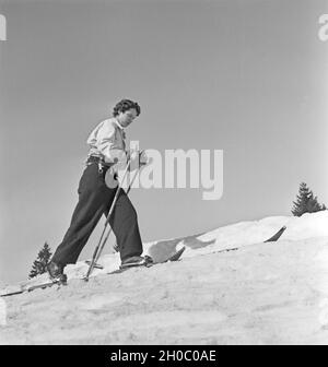 Skigebiet am Feldberg im Schwarzwald, Deutsches Reich 1930er Jahre. La regione di sci a monte Feldberg nella Foresta Nera, Germania 1930s. Foto Stock