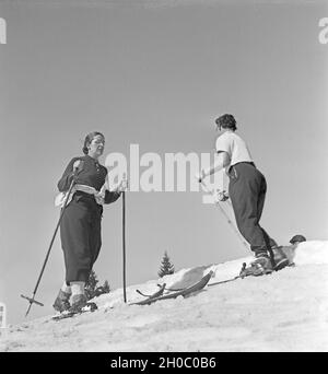 Skigebiet am Feldberg im Schwarzwald, Deutsches Reich 1930er Jahre. La regione di sci a monte Feldberg nella Foresta Nera, Germania 1930s. Foto Stock