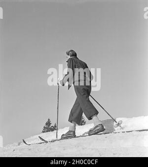 Skigebiet am Feldberg im Schwarzwald, Deutsches Reich 1930er Jahre. La regione di sci a monte Feldberg nella Foresta Nera, Germania 1930s. Foto Stock