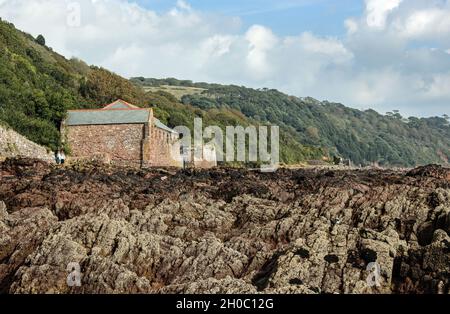 Rocce ai piedi dei freni Minandew a Kingsand nella Cornovaglia sud-orientale, sul bordo di Plymouth Sound. Sandway Point è un sito di Special Scien Foto Stock