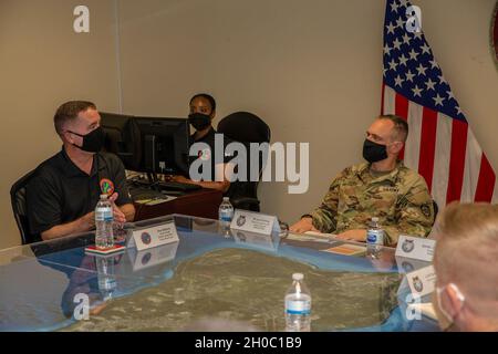 Donald Baldwin, la base del corpo dei Marine (MCB) Camp Blaz Capo dello staff, a sinistra, presenta un breve sui progressi della costruzione di MCB Camp Blaz per la U.S. Army Briga. Gen. Jered Helwig, il direttore di comando di Indo-Pacific degli Stati Uniti di Logistica e Ingegneria, 21 gennaio 2021. Durante la sua visita a MCB Camp Blaz, Helwig ha partecipato a incontri con la leadership e il personale chiave e ha visitato varie strutture e cantieri di MCB Camp Blaz. Foto Stock