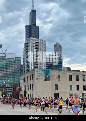 2021 Bank of America Chicago Marathon Runners vicino al Mile 14 con la Willis Tower e Chicago skyline sullo sfondo. Foto Stock