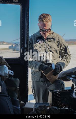 Corpo Marino degli Stati Uniti GySgt. James Gayheart, un osservatore aereo con Marine Light Fighter Attack Helicopter Squadron (HMLA) 369, Marine Aircraft Group 39, 3rd Marine Aircraft Wing (MAW), prepara le sue munizioni prima di un esercizio di supporto aereo durante l'esercizio Winter Fury 21 su Marine Corps Air Station Camp Pendleton, Calif., 21 gennaio 2021. Winter Fury mette in evidenza la capacità di 3rd MAW di combattere un avversario vicino-pari impiegando tutti gli aerei nel suo inventario, per includere F-35B Lightning II, AH-1Z Viper, UH-1Y Venom, F/A-18 Super Hornet, CH-53E Super Stallion, MV-22B Osprey e KC-130J Super Foto Stock