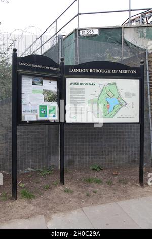 London Borough of Merton cartello di benvenuto all'ingresso e mappa del consiglio di amministrazione di Wimbledon Park, 2021 Foto Stock