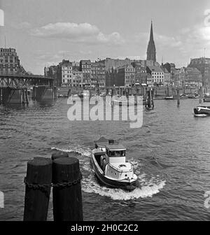 Barkasse im Hafen von Hamburg mit Blick auf die Nikolaikirche, Deutschland 1930er Jahre. Barge al porto di Amburgo con vista verso la chiesa di San Nicola, Germania 1930s. Foto Stock