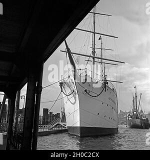 Die 1902 gebaute 'Hein Godenwind', die erste schwimmende Jugendherberge des DJH im Hafen von Hamburg, Deutschland 1930er Jahre. La nave "Hein Godenwind' è stato costruito nel 1902 ed è il primo nuoto ostello della gioventù di La DJH al porto di Amburgo, Germania 1930s. Foto Stock