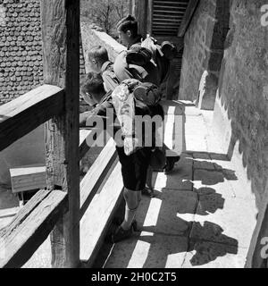 Drei Hitlerjungen besichtigen das historische Rothenburg ob der Tauber, Deutschland 1930er Jahre. Tre giovani Hitler sightseeing a Rotheburg ob der Tauber, Germania 1930s. Foto Stock