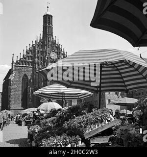 Markttag vor der Kirche , Unserer Lieben Frau in der Altstadt von Nürnberg, Deutschland 1930er Jahre. Lo stand del mercato di fronte alla chiesa di Nostra Signora della città vecchia di Norimberga, Germania 1930s. Foto Stock