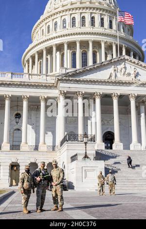 Briga dell'esercito degli Stati Uniti. Gen. Janeen L. Birckhead (a sinistra), assistente generale della Guardia Nazionale del Maryland, comando Sgt. Il Major James M. Nugent (centro), sergente maggiore del comando della Guardia Nazionale dell'Esercito del Maryland, e il Gen. Dell'Esercito degli Stati Uniti James J. Mingus (a destra), il direttore delle operazioni, il personale congiunto al Pentagono, posano per una foto davanti all'edificio del Campidoglio degli Stati Uniti, il 21 gennaio 2021. Almeno 25,000 uomini e donne della Guardia Nazionale sono stati autorizzati a condurre missioni di sicurezza, comunicazione e logistica a sostegno delle autorità federali e distrettuali che hanno condotto e attraverso il 59o Foto Stock