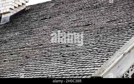 tetto di ghiaia. Vecchio metodo di fare tetti da legno, sfondo. Spazio di copia per il testo Foto Stock