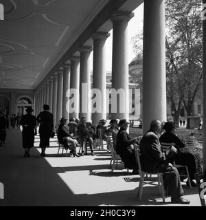 Kurgäste im Kurhaus Wiesbaden, Deutschland 1930er Jahre. I pazienti di un resort benessere presso il Kurhaus Wiesbaden, Germania 1930s. Foto Stock