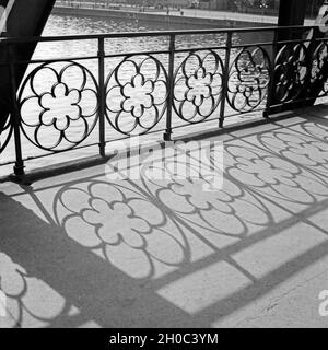 Die Sonne sorgt für ein kleines Schattenspiel mit dem Geländer des Eisernen Stegs über den principali di Francoforte, Deutschland 1930er Jahre. Ombra della ringhiera del ponte di Eiserner Steg oltre il fiume Main a Francoforte, Germania 1930s. Foto Stock