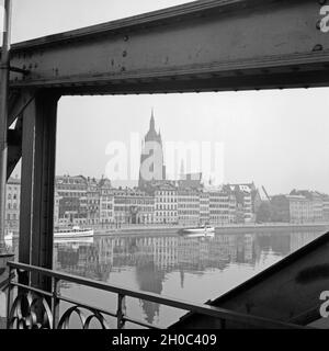 Blick von der Brücke Eiserner Steg auf die Altstadt von Frankfurt am Main, Deutschland 1930er Jahre. Vista dalla Eiserner Steg ponte per la città vecchia di Francoforte in Germania 1930s. Foto Stock