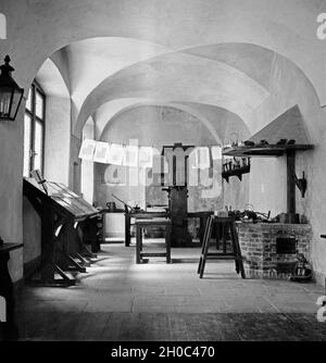 Nachbau der Werkstatt in der Johannes Gutenberg Gensfleisch die Buchdruckerkunst erfand Gutenbergmuseum im a Mainz, Deutschland 1930er Jahre. Replica dello studio dove Gensfleisch Johannes Gutenberg inventò la stampa a Gutenberg Museum nella città di Mainz, Germania 1930s. Foto Stock