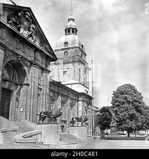 Turm und Eingangsportal am Landesmuseum Hessen a Darmstadt, Deutschland 1930er Jahre. Torre e porta d'ingresso al Museo Statale di Hesse Darmstadt, Germania anni trenta. Foto Stock