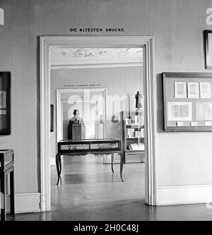 Im Gutenbergmuseum in Mainz, im Raum mit den ältest erhaltenen Drucken, Deutschland 1930er Jahre. All'interno del Museo Gutenberg nella città di Magonza alla camera con il più antico conservato pezzi di stampa, Germania 1930s. Foto Stock